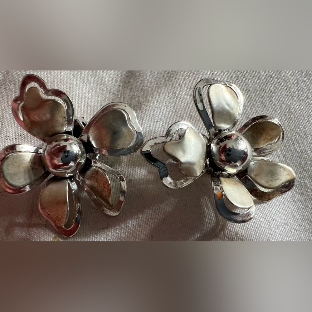 Vintage Silver Tone Daisy Flower Clip On Earrings
